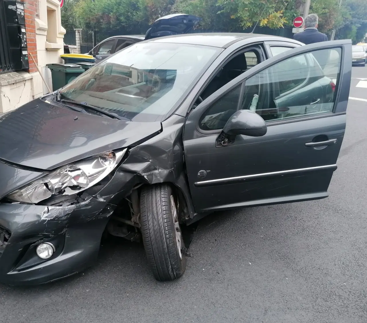 Voiture accidentée garée dans la rue, en attente d'enlèvement